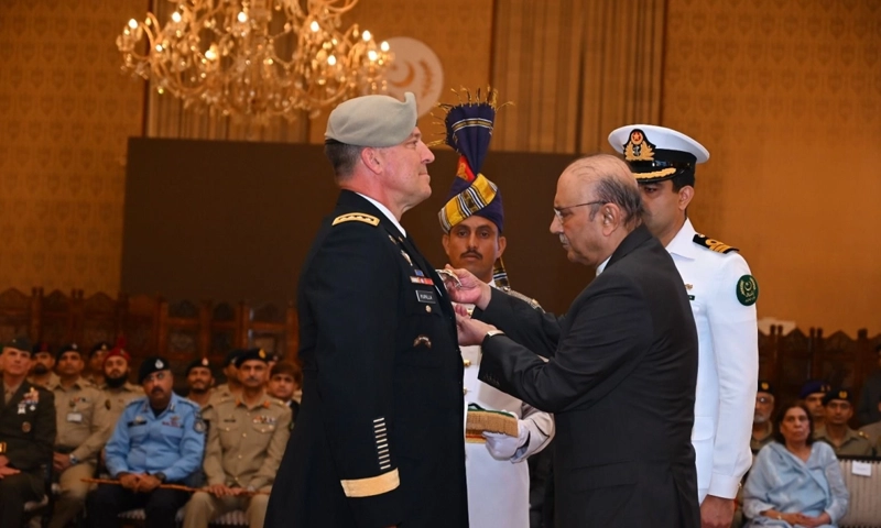 Pakistan honours US Gen Kurilla