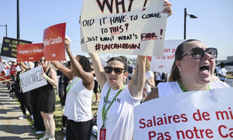 Air Canada grounds planes