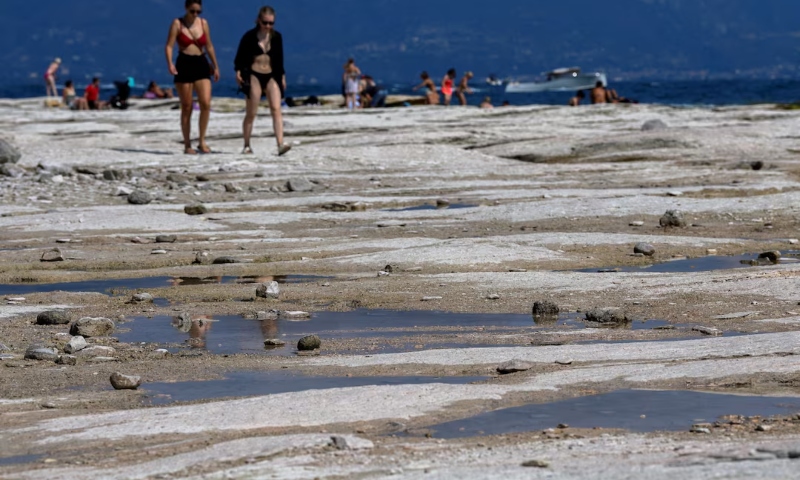 Record drought in Europe, hundreds dead in Pakistan flash floods