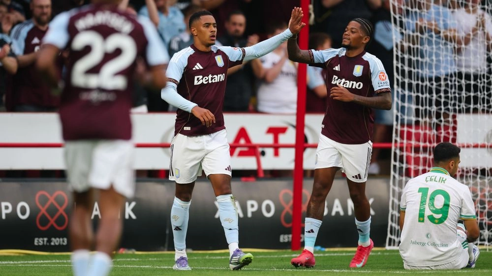 Aston Villa showed a strong pre-season form with a 4-0 victory of AS Roma in a friendly match at the Pallet-Trick Bescot Stadium on Wednesday.