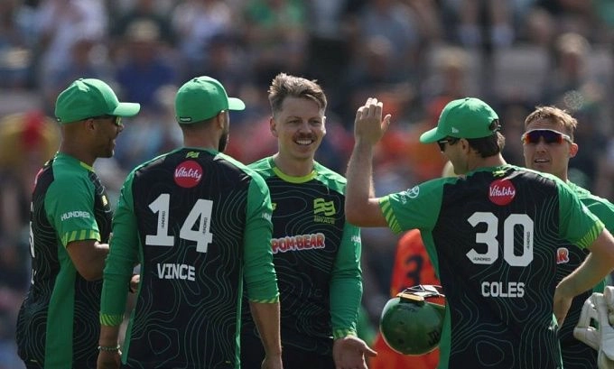 South Africa set a challenging target of 219 runs in the second Twenty20 International (T20I) against Australia at Marrara Oval, Darwin.