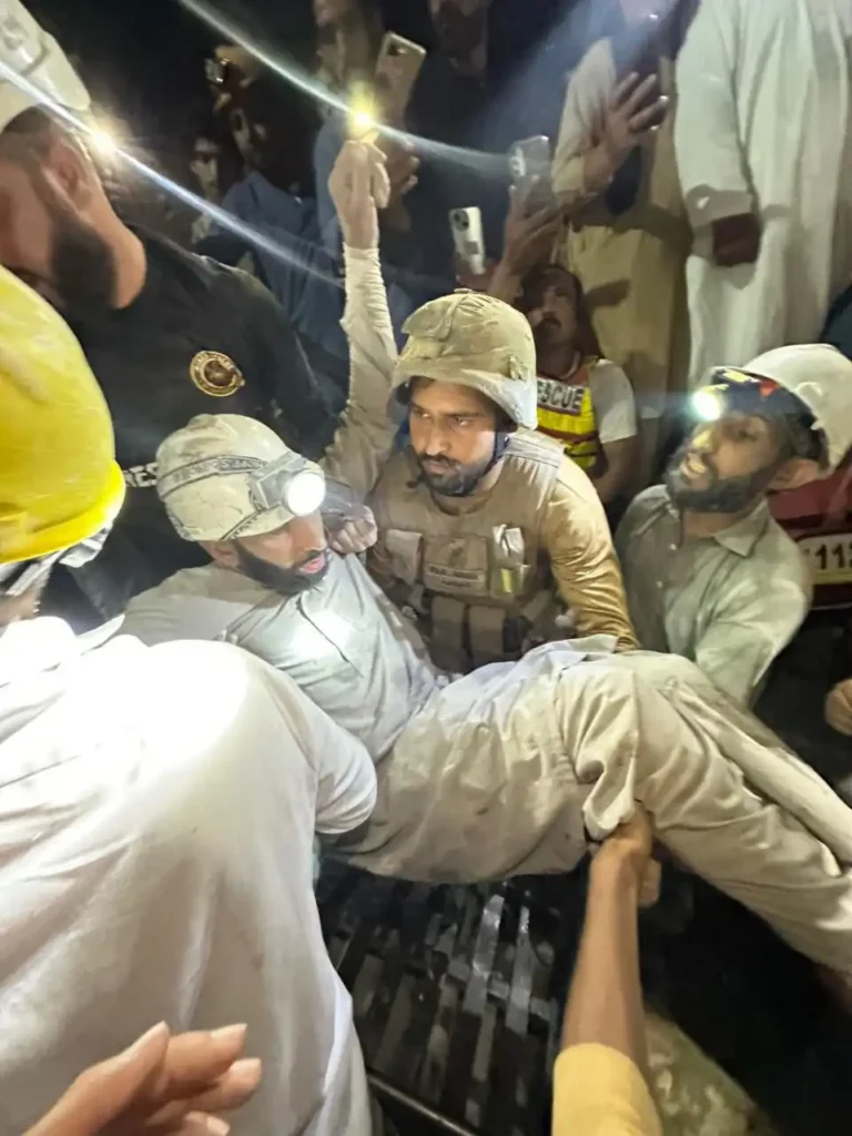 Pakistan army rescues trapped miiners