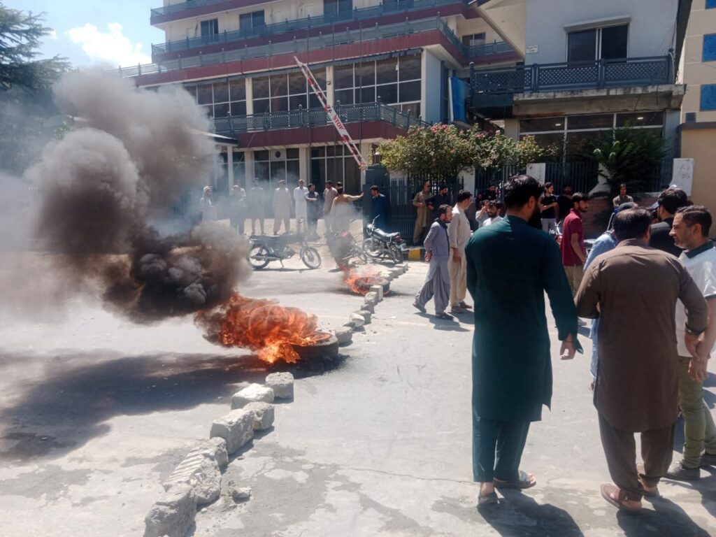 Protests erupt in G-B against manhandling of traders