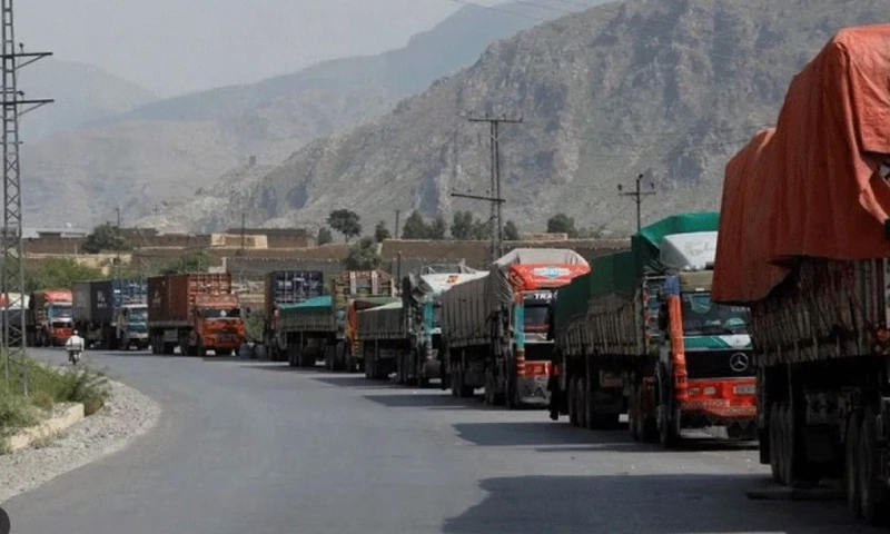 Pakistan bars Afghan drivers from crossing border