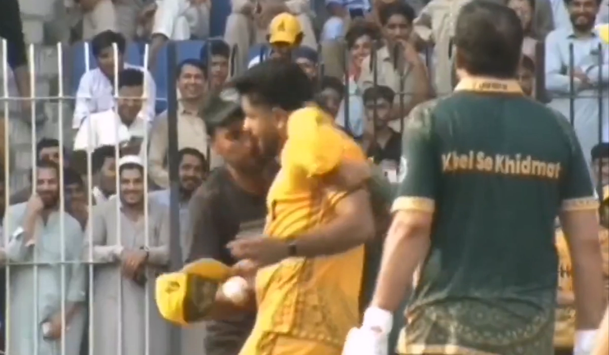 Babar Azam 'attacked' during Zalmi vs Legends XI match - HUM News English