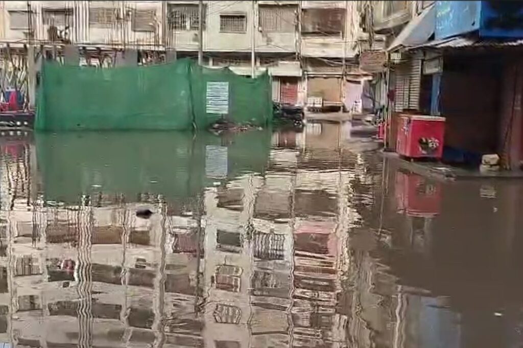 Rain paralyses Karachi