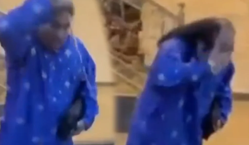 hahat Fateh Ali Khan pelted with eggs