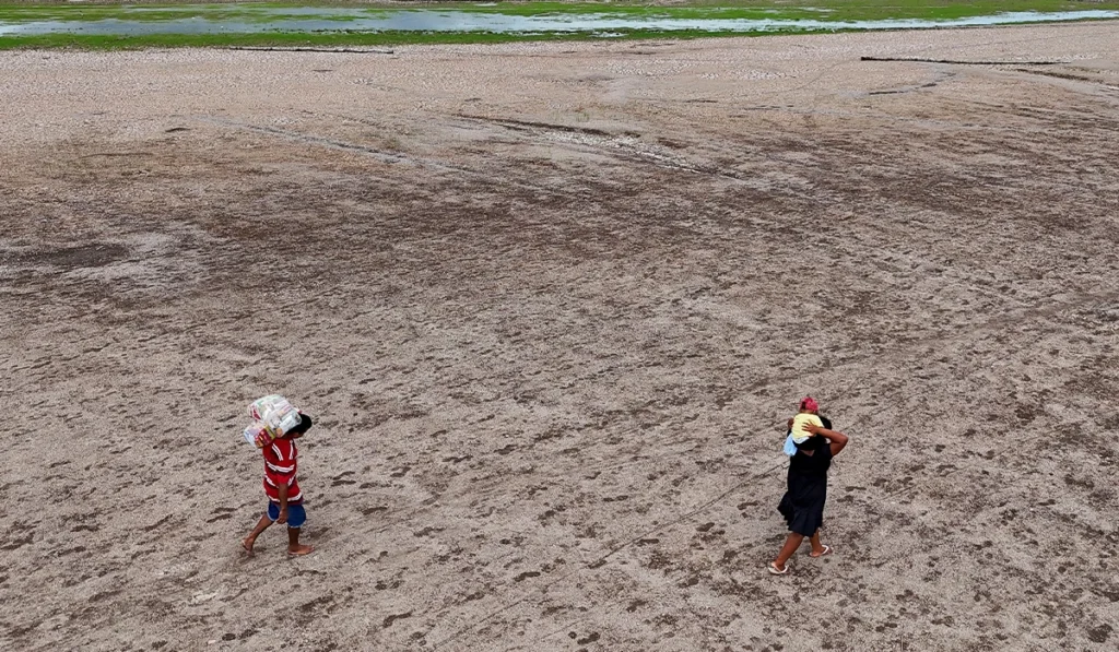 EExperts blast Trump climate report, giant iceberg starts vanishing