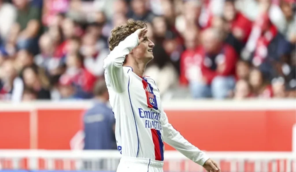 Lyon win at Lille to stay level at top of Ligue 1 with PSG