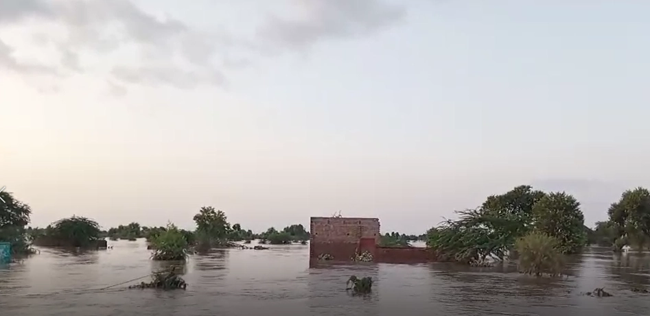 High floods in River Chenab cuts off several districts of Jhang