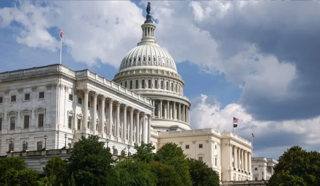 White House threatens mass firings