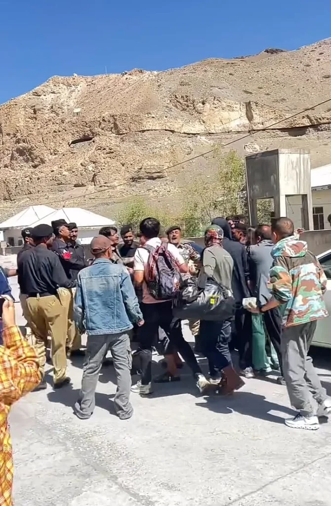 Chinese nationals scuffle with police at Sost