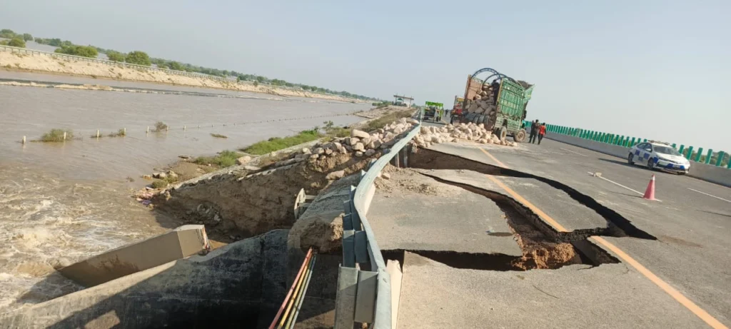 Motorway M-5 remains closed due to cracks