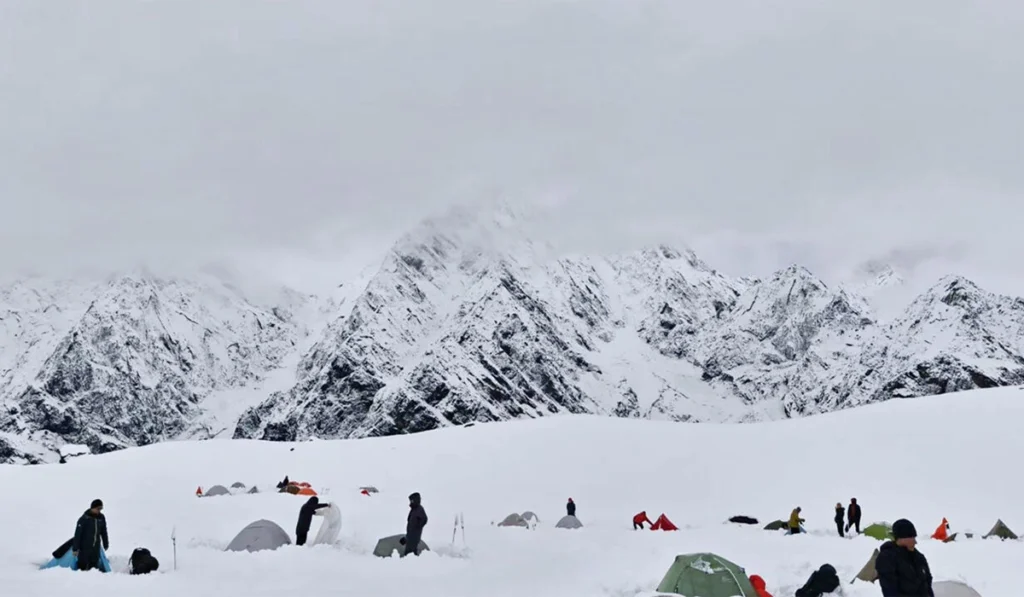 One hiker dead, hundreds rescued after heavy snowfall in China