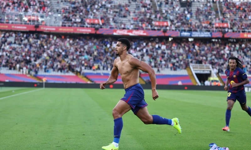 Araujo’s stoppage-time strike lifts Barcelona top of La Liga