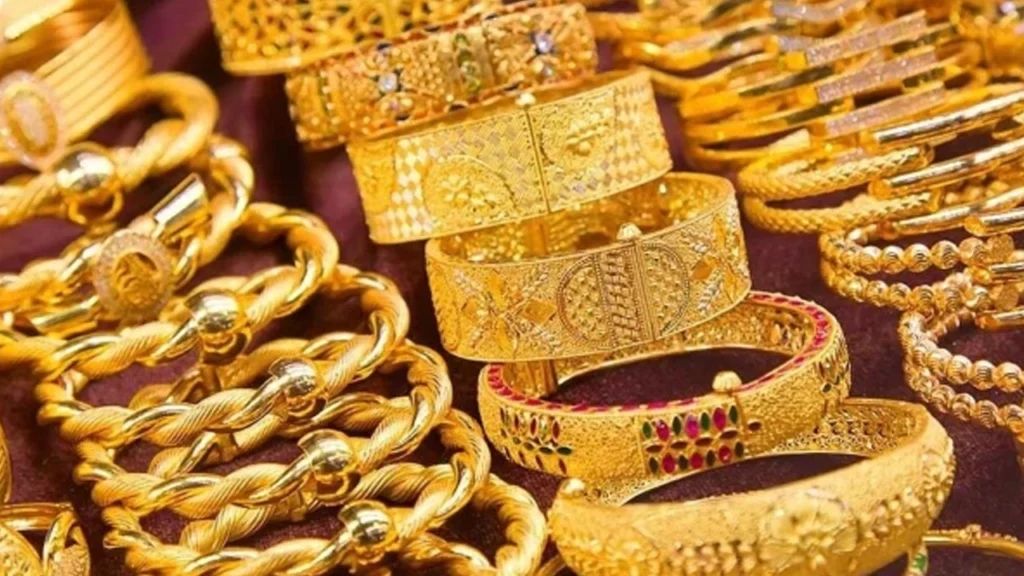 Gold prices dip in Pakistan