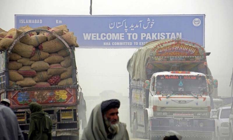 Pakistan halts Afghan transit trade