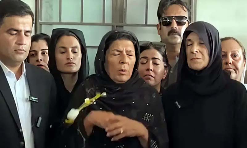 Aleema Khan’s “egg-stained” shawl