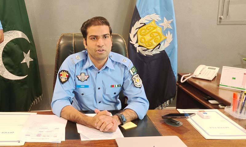 Islamabad police officer shoots himself