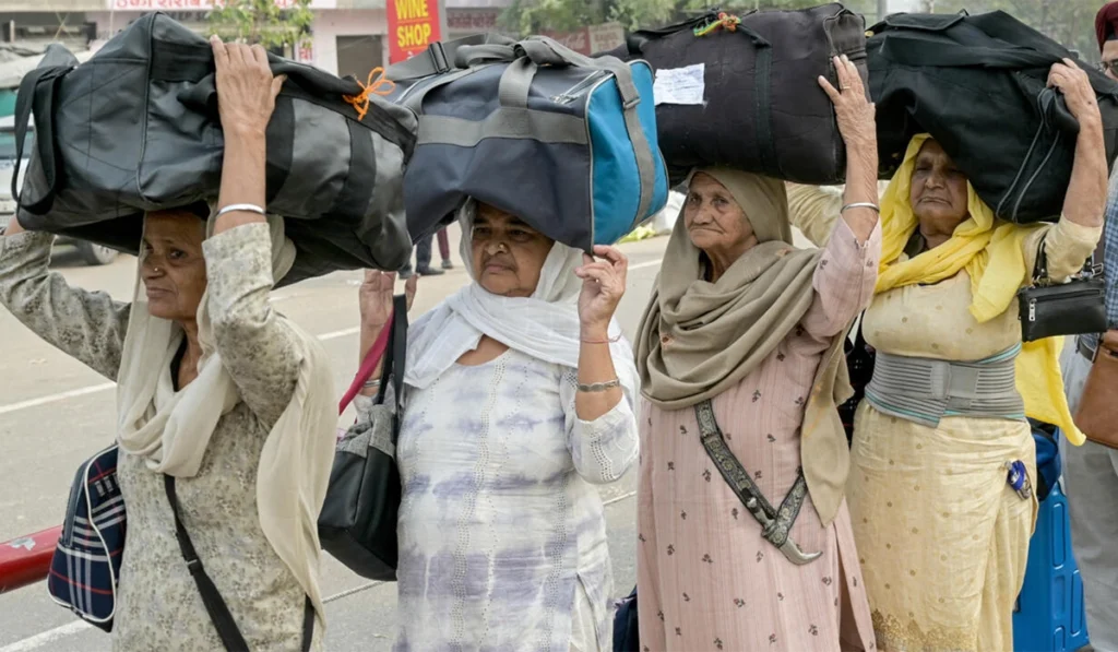Indian Sikh pilgrims in Pakistan, first major crossing since May