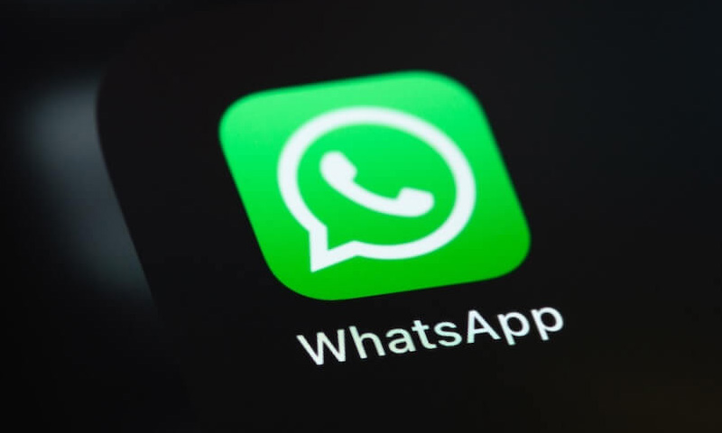 The Indian government has introduced strict new cybersecurity rules, under which WhatsApp and all other messaging apps will no longer work without an active SIM card. According to foreign media, under the Cybersecurity Rules 2025, platforms including WhatsApp, Telegram, Signal and Snapchat must remain linked to a functioning SIM at all times. If the SIM in a user’s phone becomes inactive, is removed, or replaced, the app will immediately stop working. The government has given messaging platforms 90 days to comply with the new regulations. Under the updated system, users will also be logged out every six hours and will have to scan a QR code to log back in. Officials say the move aims to curb cybercrime, as many scammers use blocked or inactive SIM cards from abroad to commit fraud in India, making them difficult to trace. The decision has sparked debate among experts. Some say it is an important step toward improving traceability, while others argue it will not be enough. Critics point out that new SIM cards can still be obtained using fake or borrowed identities, meaning SIM-binding alone cannot completely stop fraud. Questions are also being raised about the accuracy of India’s telecom subscriber database, as identity fraud remained widespread in 2023 despite video-KYC and biometric verification.