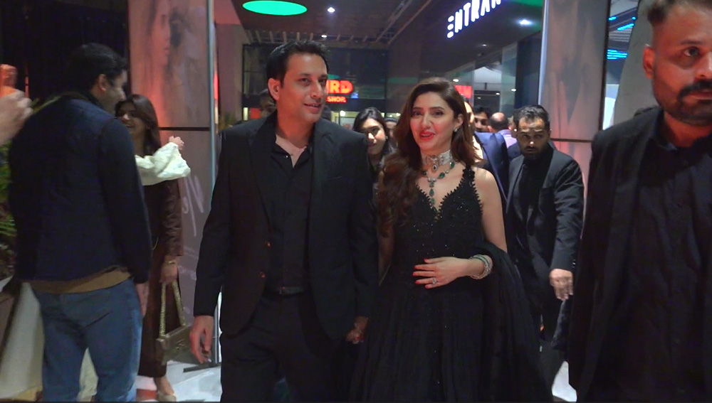 Sneak peek into the star-studded Lahore premier of Neelofar - HUM News ...