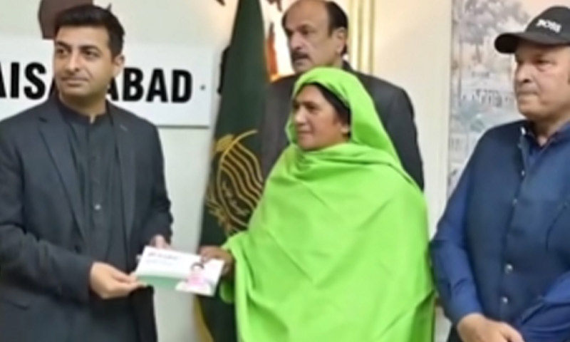 Janitorial worker returns Rs900,000 found in trash