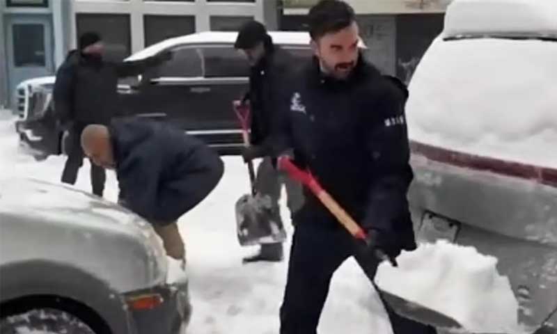 WATCH: Mayor Mamdani shovels snow in Brooklyn, recommends ‘Heated Rivalry’ for cozy indoors