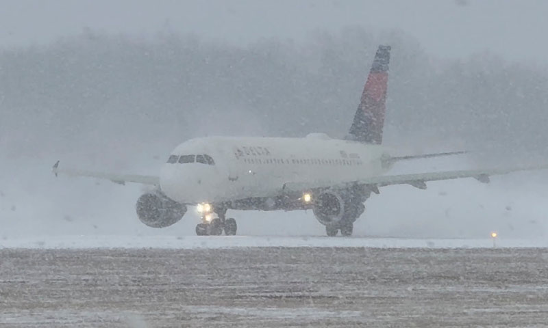 Thousands of US flights cancelled as winter storm approaches