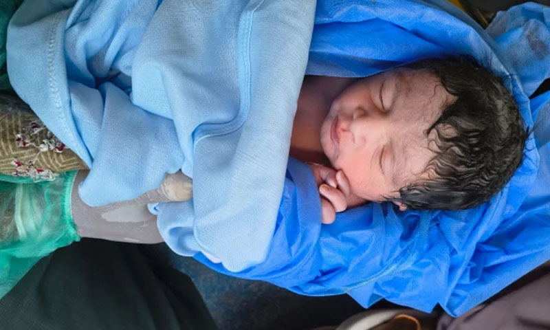 Woman gives birth to baby on stationary Karachi-bound train