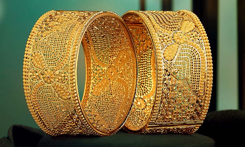 Pakistan sees major gold price drop amid global slide