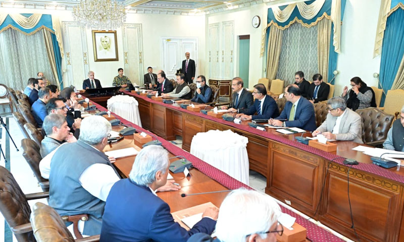 Pakistan to set weekly fuel prices; considers shorter work and school