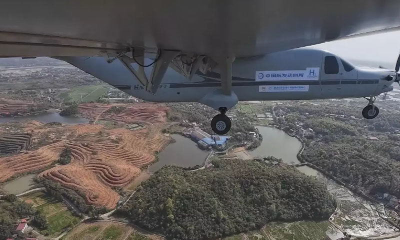 Unmanned hydrogen-powered aircraft