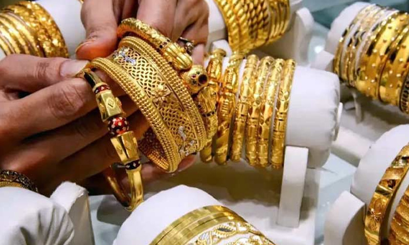 Gold prices drop in Pakistan as global prices slip