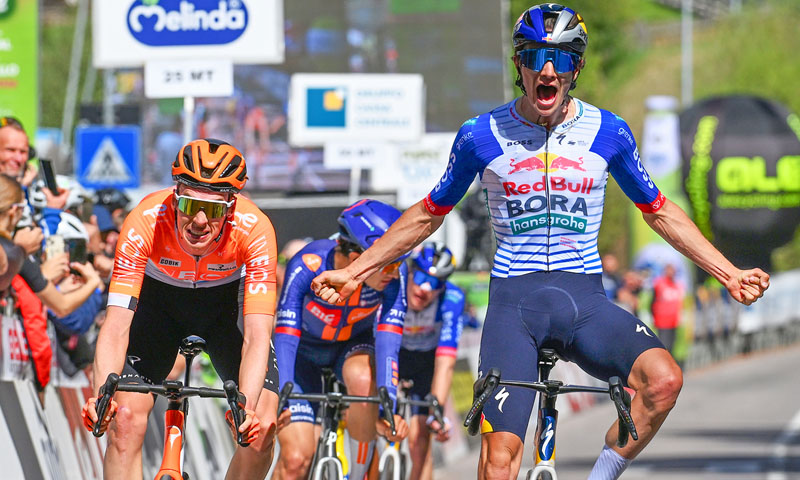 Giro stage 2: Silva survives chaos to edge sprint in photo finish