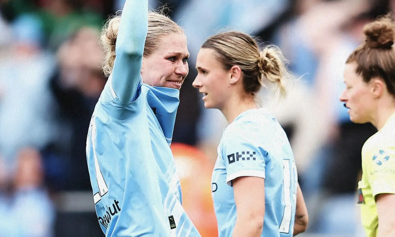 Manchester City vs Liverpool: Knaak snatches late winner as hosts close in on WSL title