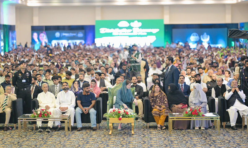Maryam Nawaz hands over keys of 720 apartments to low-income workers