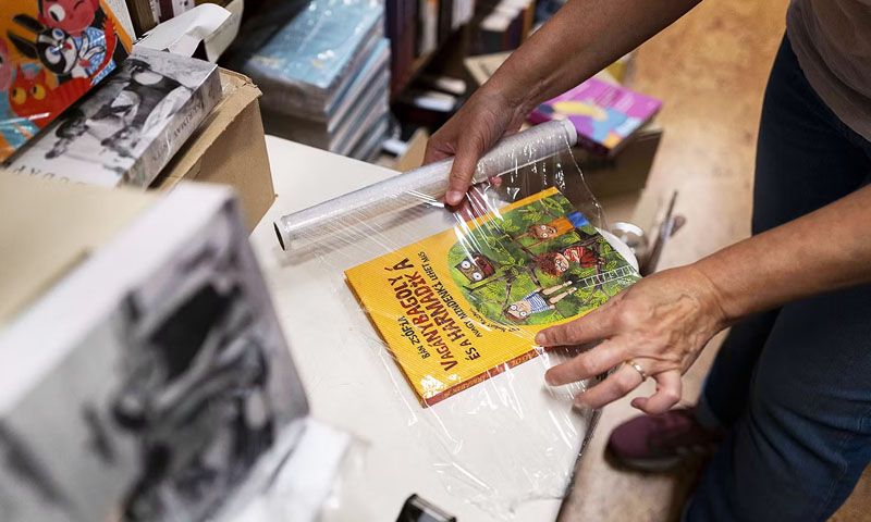 NA approves law banning plastic covers for books in Islamabad