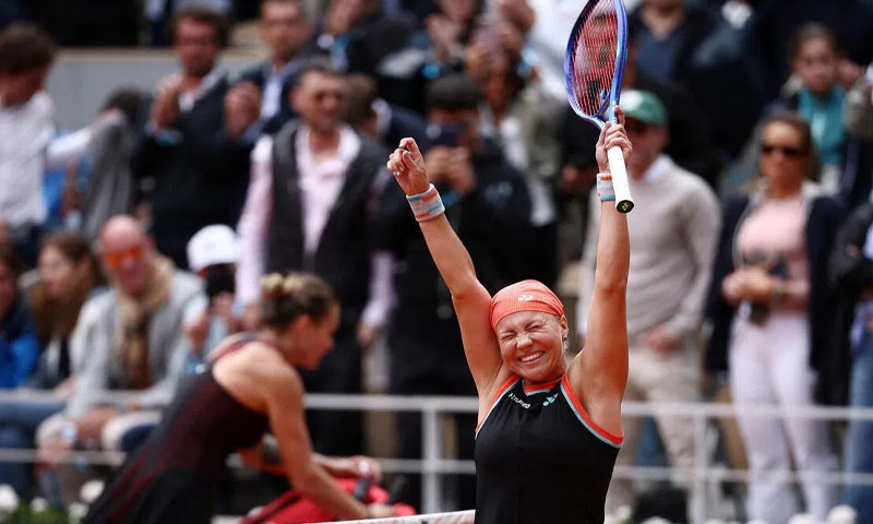 Shnaider beat world No1 Sabalenka to reach French Open semi-finals