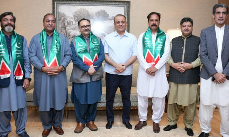Former AJK PM Tanveer Ilyas joins IPP along with key leaders