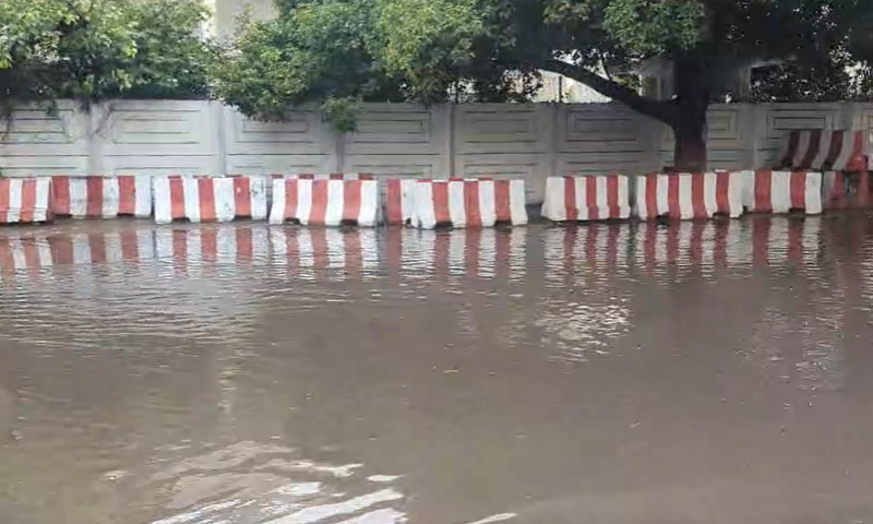 Heavy rain inundates parts of Lahore, disrupts traffic