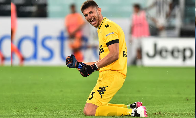 Tottenham goalkeeper Vicario joins Juventus on loan