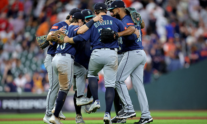 Seattle Mariners players congratulate each other after the final out against the Houston Astros during the ninth inning at Daikin Park. Mandatory Credit: Reuters