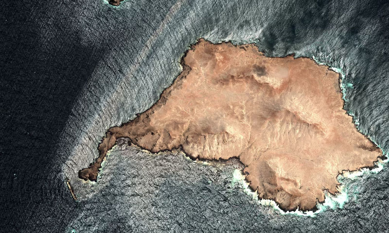 Oman says grounded tanker oil spill covers 400 square km