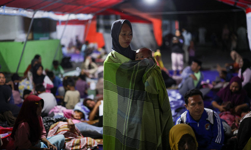 Thousands evacuate after Indonesia quake kills 53 as aftershocks hamper rescue