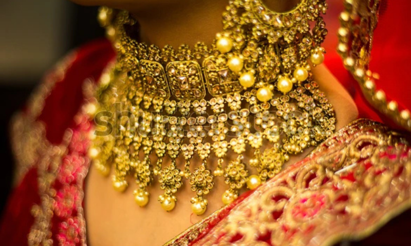 Gold price falls by Rs3,800 per tola amid decline in international market