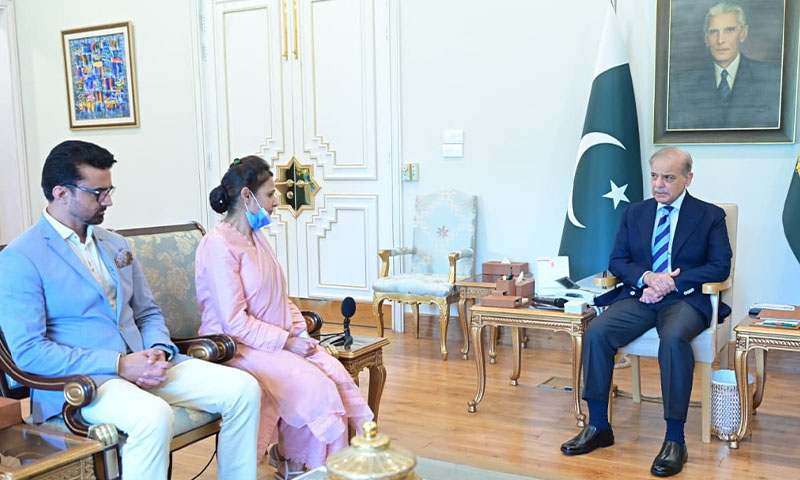 PIMS fire: PM Shehbaz awards Rs10m to nurse who saved newborn