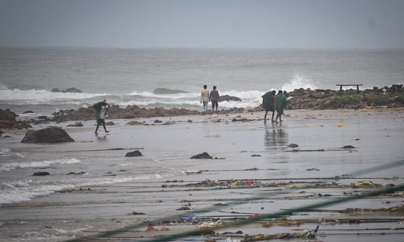 Six killed in cyclone off India's eastern coast