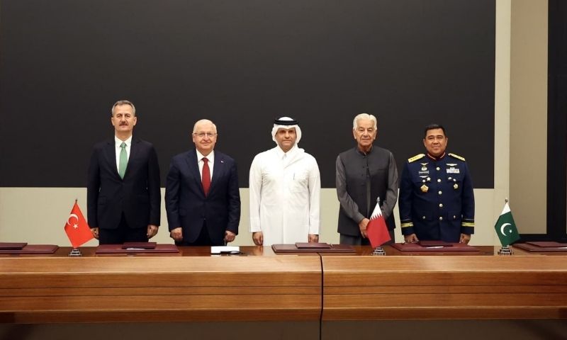 Turkish Defense Minister Yaşar Güler (2nd L), Head of the Presidency of Defense Industries (SSB) Haluk Görgün (L), Deputy Prime Minister and Minister of Defense of Qatar Sheikh Saud bin Abdulrahman bin Hassan bin Ali Al Thani (C), Minister of defense Khawaja Muhammad Asif (2nd R), and Deputy minister of defense of Indonesia Yusuf Jauhari, attended the signing ceremony in Doha, Qatar, Oct. 21, 2026. — COURTESY: ANADOLU AGENCY (AA)