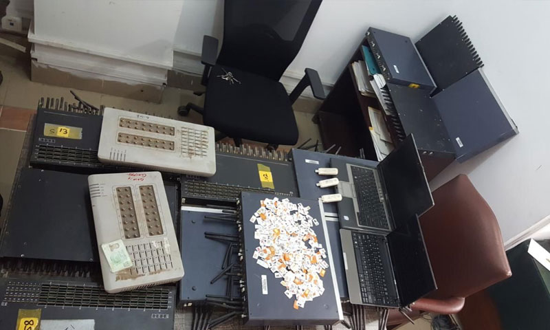 غیرقانونی گیٹ وے ایکسچینج سے برآمدہ آلات میں موبائل سمز نمایاں ہیں۔ فوٹو ہم نیوز